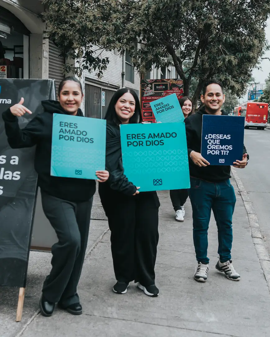 Equipo de voluntarios de Vida Eterna reunido para prepararse antes de servir