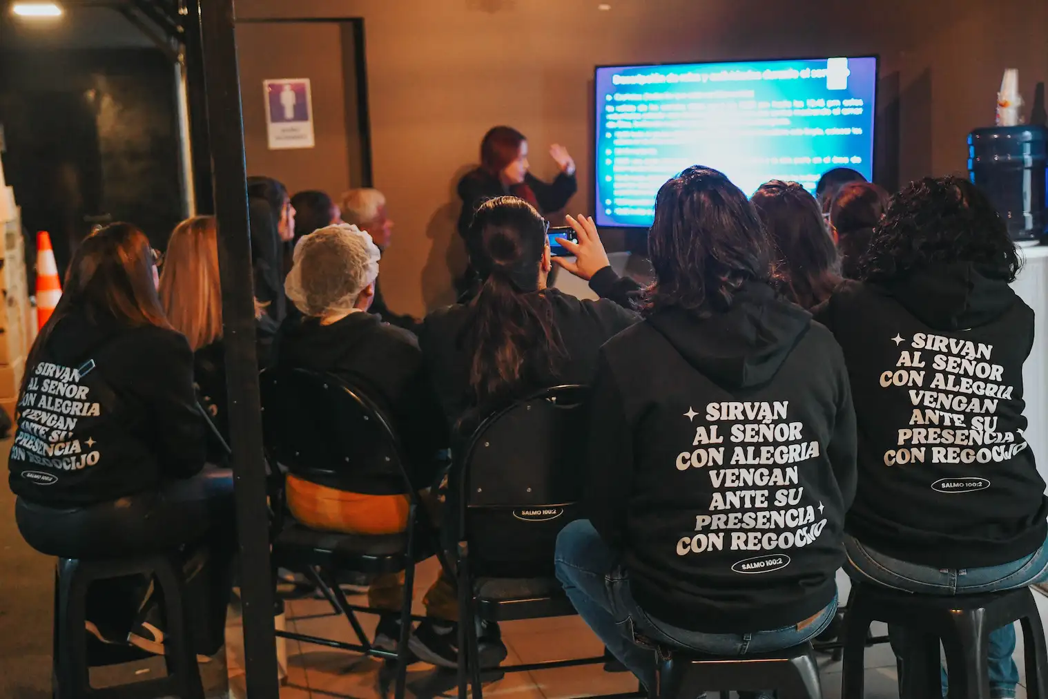 Voluntarios de Vida Eterna comparten mensajes de amor y oración en la calle